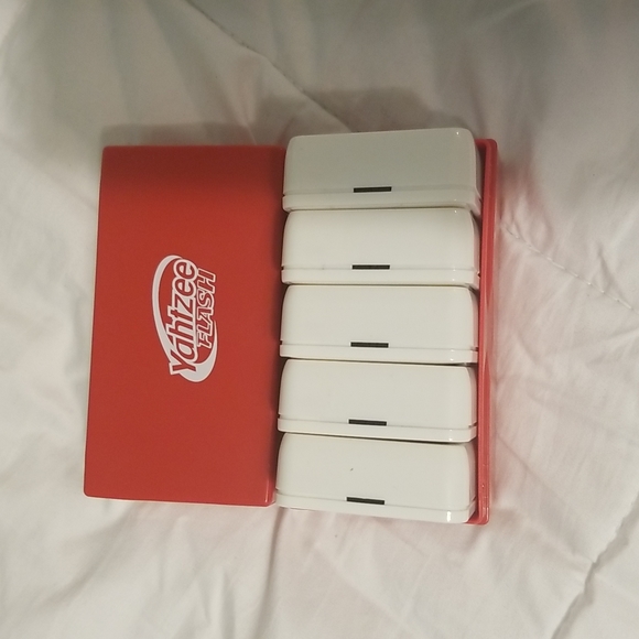 Yahtzee Flash handheld game - Picture 2 of 3